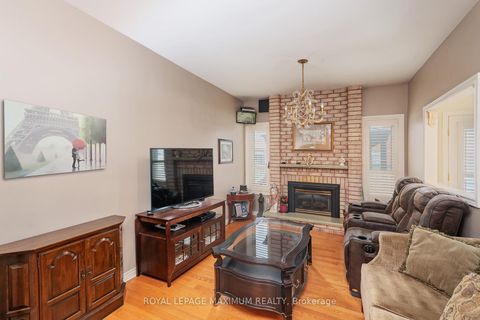 Photo 5 at 14 Mustang Road, Maple, Vaughan