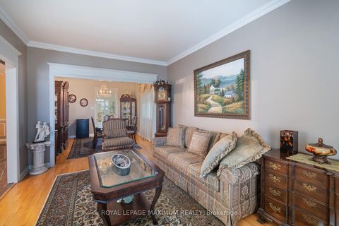 Photo 13 at 14 Mustang Road, Maple, Vaughan