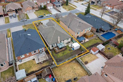 Photo 39 at 14 Mustang Road, Maple, Vaughan