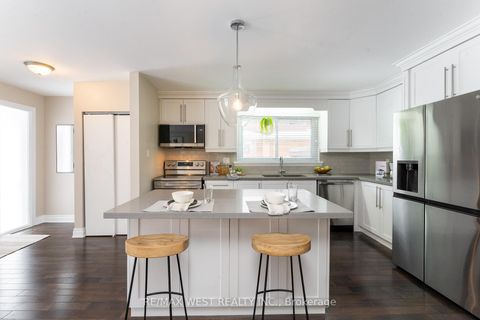 Photo 3 at 57 Alpaca Drive, Woburn, Toronto