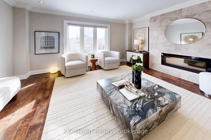 Photo 2 at 29 Mayfair Court, Bayview Hill, Richmond Hill