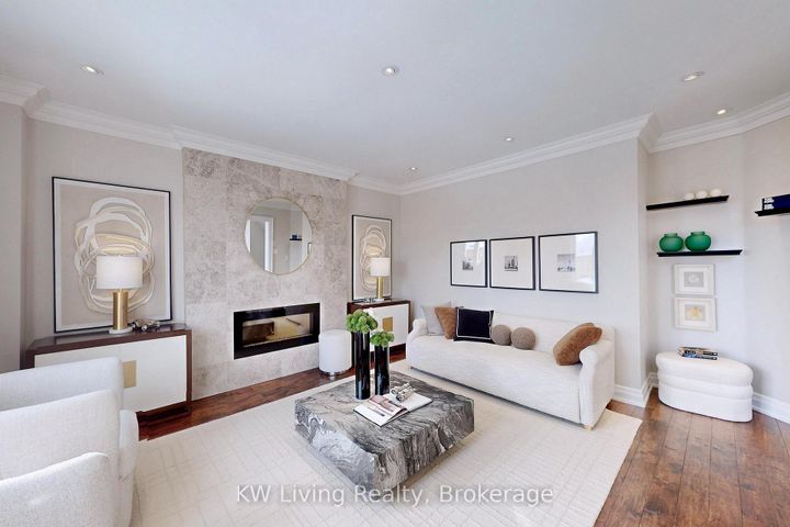 Photo 3 at 29 Mayfair Court, Bayview Hill, Richmond Hill