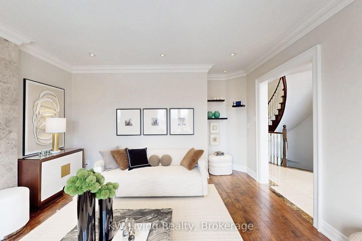 Photo 4 at 29 Mayfair Court, Bayview Hill, Richmond Hill