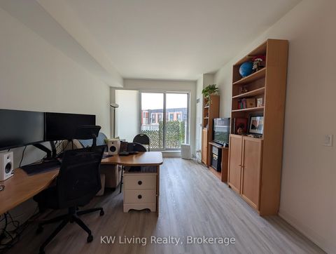 Photo 3 at 218 - 6 David Eyer Road, Rural Richmond Hill, Richmond Hill