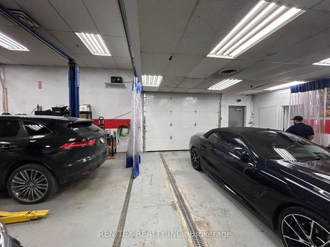 Photo 5 at 47 Toro Road, York University Heights, Toronto