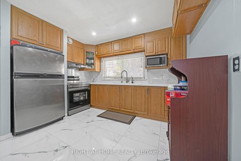 Photo 7 at 101 - 2901 Jane Street, Jane Heights, Toronto