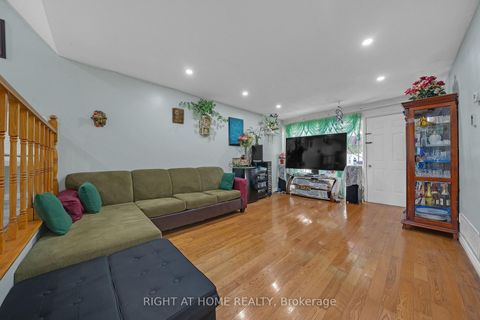 Photo 9 at 101 - 2901 Jane Street, Jane Heights, Toronto