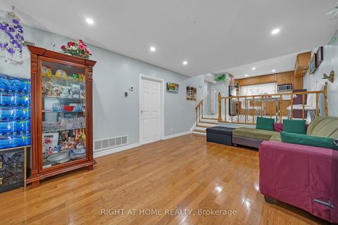 Photo 12 at 101 - 2901 Jane Street, Jane Heights, Toronto