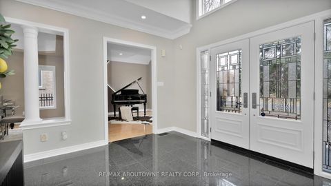 Photo 2 at 22 Siderno Crescent, East Woodbridge, Vaughan