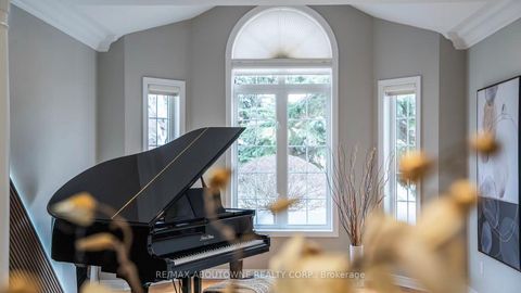 Photo 5 at 22 Siderno Crescent, East Woodbridge, Vaughan