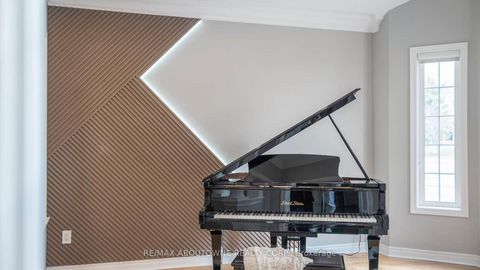 Photo 6 at 22 Siderno Crescent, East Woodbridge, Vaughan