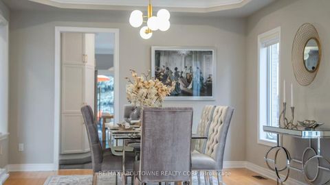 Photo 9 at 22 Siderno Crescent, East Woodbridge, Vaughan