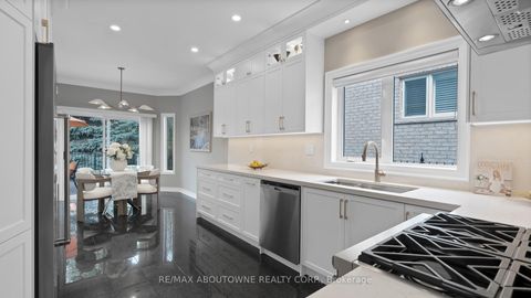 Photo 12 at 22 Siderno Crescent, East Woodbridge, Vaughan