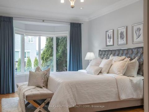 Photo 23 at 22 Siderno Crescent, East Woodbridge, Vaughan