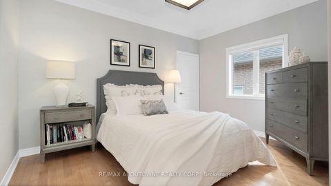 Photo 24 at 22 Siderno Crescent, East Woodbridge, Vaughan