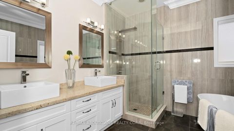 Photo 26 at 22 Siderno Crescent, East Woodbridge, Vaughan