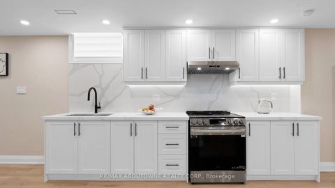 Photo 30 at 22 Siderno Crescent, East Woodbridge, Vaughan