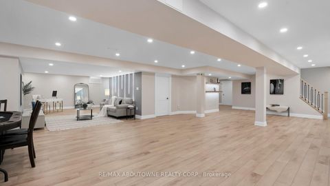 Photo 31 at 22 Siderno Crescent, East Woodbridge, Vaughan