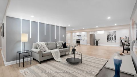 Photo 33 at 22 Siderno Crescent, East Woodbridge, Vaughan