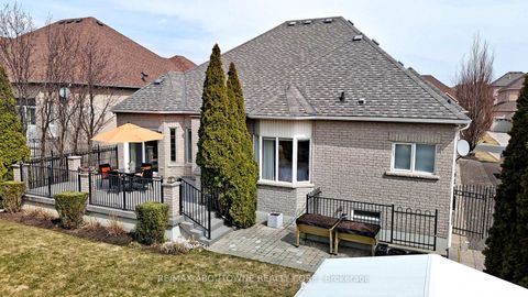 Photo 45 at 22 Siderno Crescent, East Woodbridge, Vaughan