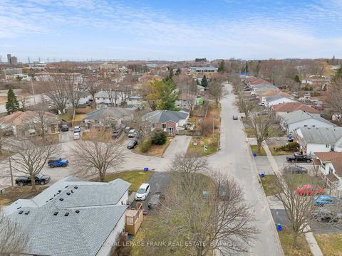 Photo 1 at 2 Fairbairn Court S, Bowmanville, Clarington