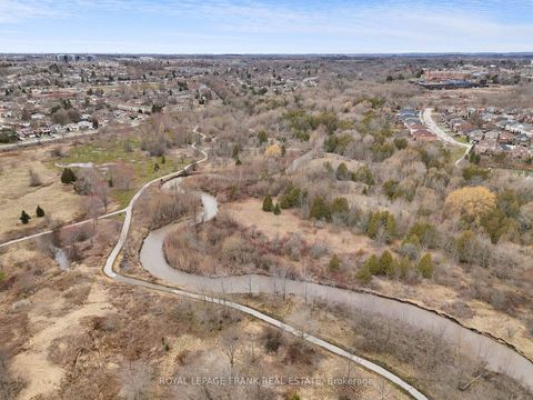 Photo 4 at 2 Fairbairn Court S, Bowmanville, Clarington