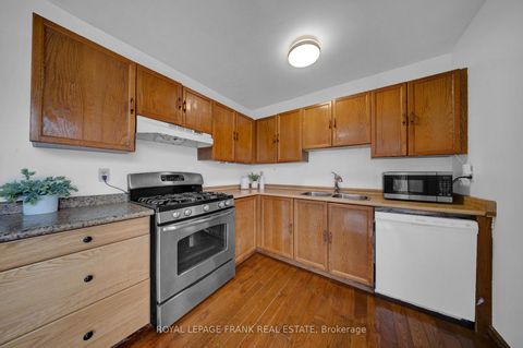 Photo 17 at 2 Fairbairn Court S, Bowmanville, Clarington