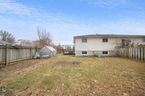 Photo 43 at 2 Fairbairn Court S, Bowmanville, Clarington