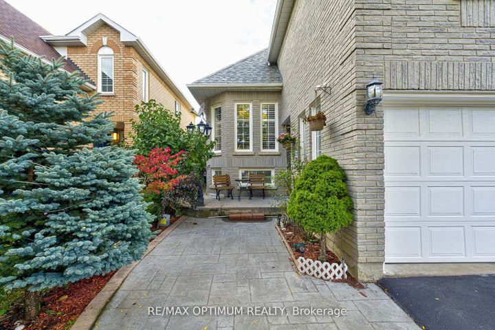 Photo 3 at 3 Sweet Briar Lane, Snelgrove, Brampton