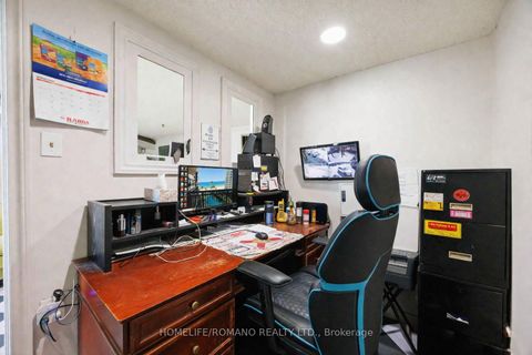 Photo 12 at 35 - 101 Toro Road, York University Heights, Toronto