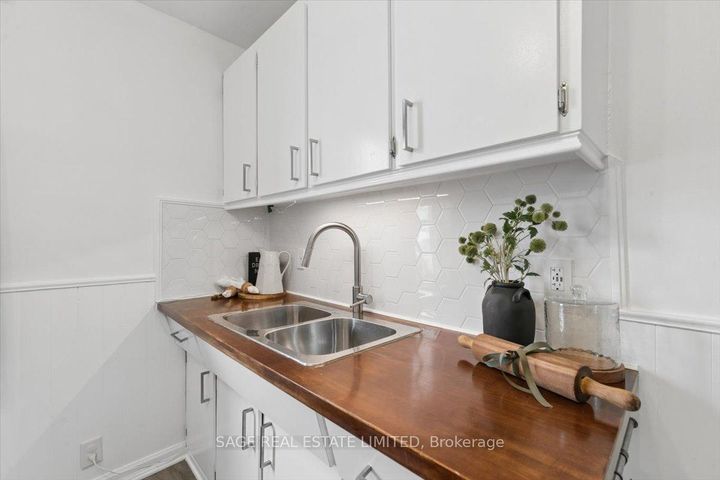 Photo 8 at 95 Belview Avenue, Crown Point, Hamilton