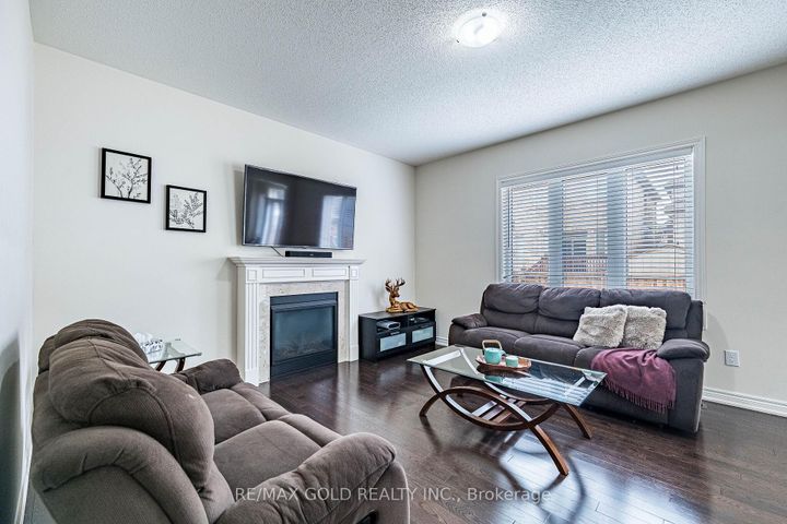 Photo 7 at 14 Lloyd Crescent, Northwest Brampton, Brampton