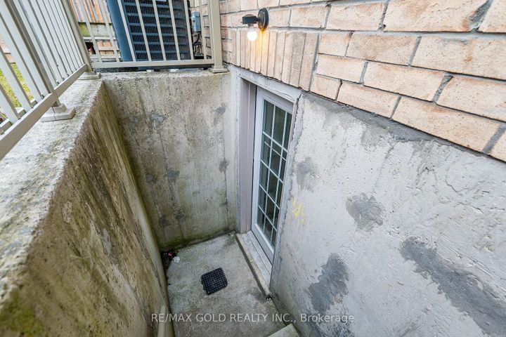 Photo 39 at 14 Lloyd Crescent, Northwest Brampton, Brampton