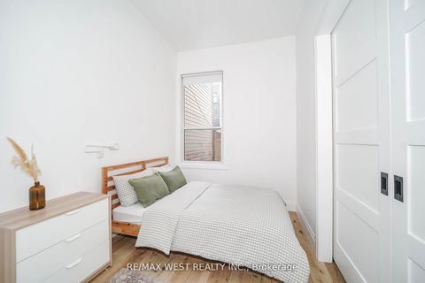 Photo 4 at 200 Euclid Avenue, Bellwoods, Toronto