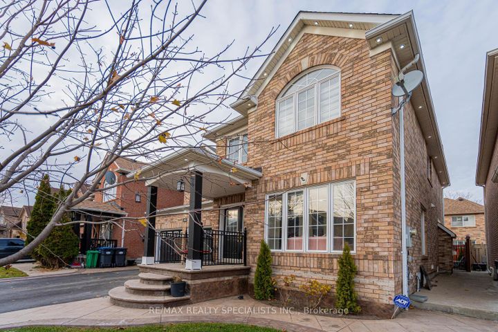 Photo 3 at 30 Bowsfield Drive, Vales of Castlemore, Brampton