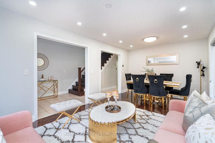 Photo 7 at 30 Bowsfield Drive, Vales of Castlemore, Brampton