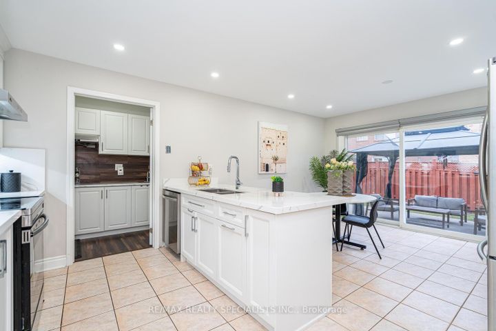 Photo 9 at 30 Bowsfield Drive, Vales of Castlemore, Brampton