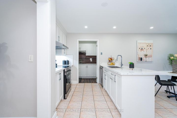 Photo 10 at 30 Bowsfield Drive, Vales of Castlemore, Brampton