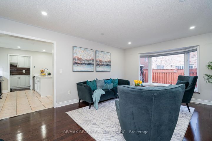 Photo 16 at 30 Bowsfield Drive, Vales of Castlemore, Brampton