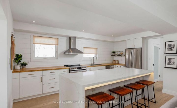 Photo 2 at 1898 Barsuda Drive, Clarkson, Mississauga