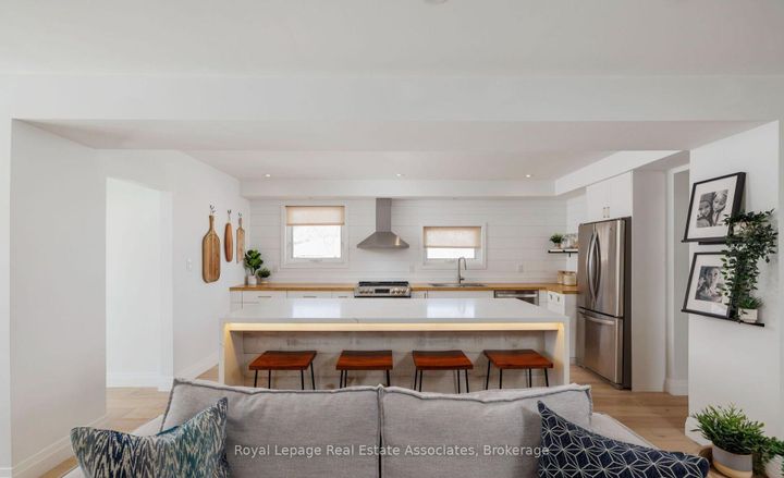 Photo 3 at 1898 Barsuda Drive, Clarkson, Mississauga