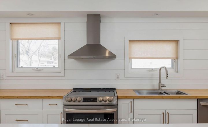 Photo 4 at 1898 Barsuda Drive, Clarkson, Mississauga