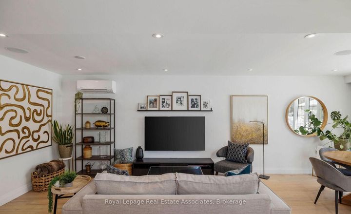 Photo 5 at 1898 Barsuda Drive, Clarkson, Mississauga