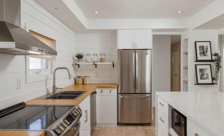 Photo 10 at 1898 Barsuda Drive, Clarkson, Mississauga