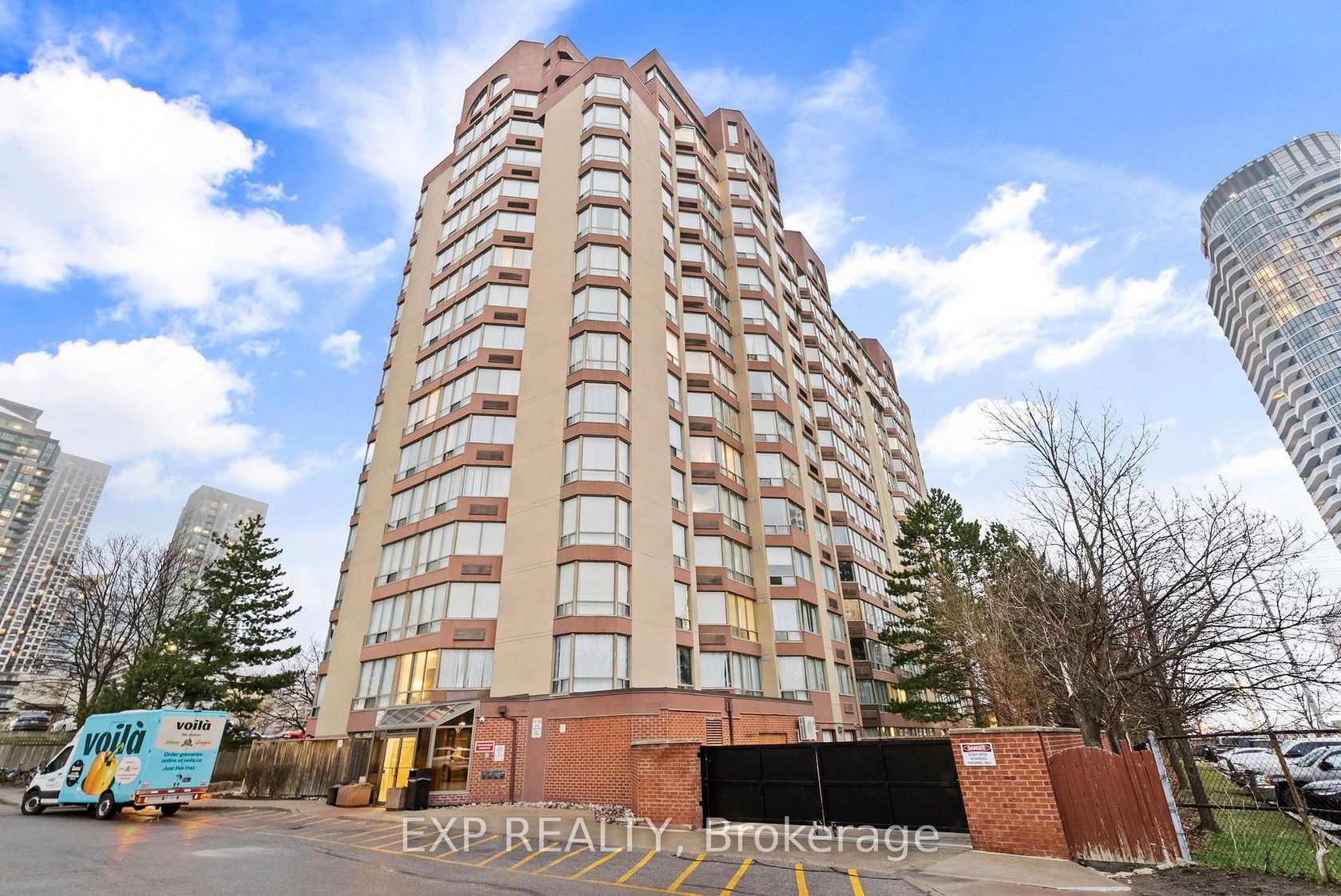 707 - 25 Fairview Road W, Fairview, Mississauga by Loree Meneguzzi Real Estate 707 - 25 Fairview Road W, Fairview, Mississauga
