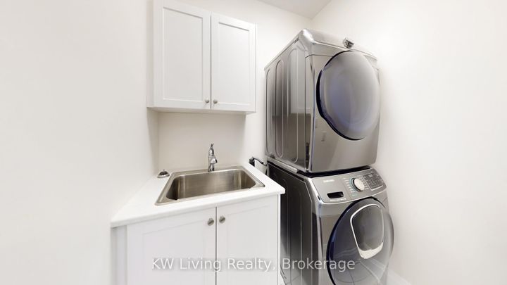 Photo 18 at 92 Giardina Crescent N, Bayview Hill, Richmond Hill