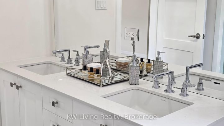 Photo 28 at 92 Giardina Crescent N, Bayview Hill, Richmond Hill