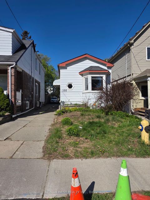 Photo 2 at 160 King Edward Avenue, Lumsden, Toronto
