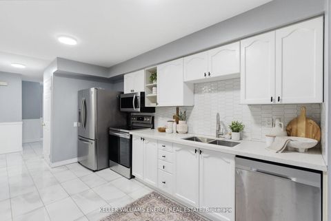 Photo 8 at 332 Elgin Street W, McLaughlin, Oshawa