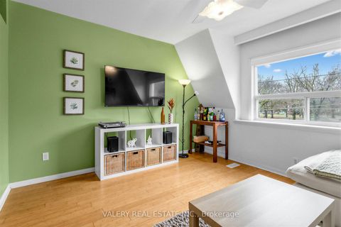 Photo 2 at 1060 Dundas Street W, Bellwoods, Toronto